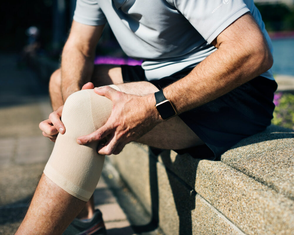 elderly-man-having-knee-injury